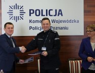 po-uroczystym-podpisaniu-umowy-foto-komenda-wojewodzka-policji-w-poznaniu