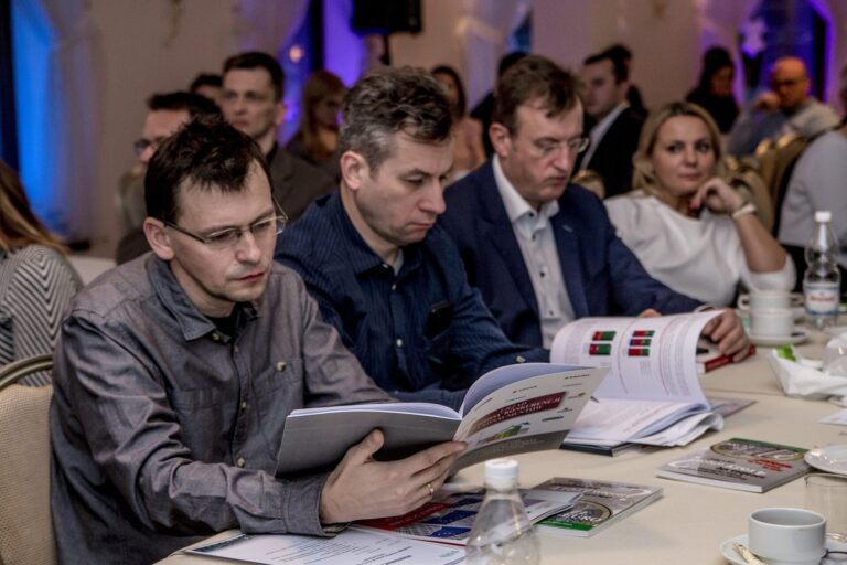 PONAD 100 PRZEDSTAWICIELI ŚWIATA BIZNESU, POLITYKI I MEDIÓW Z WIZYTĄ W MUSZYNIE