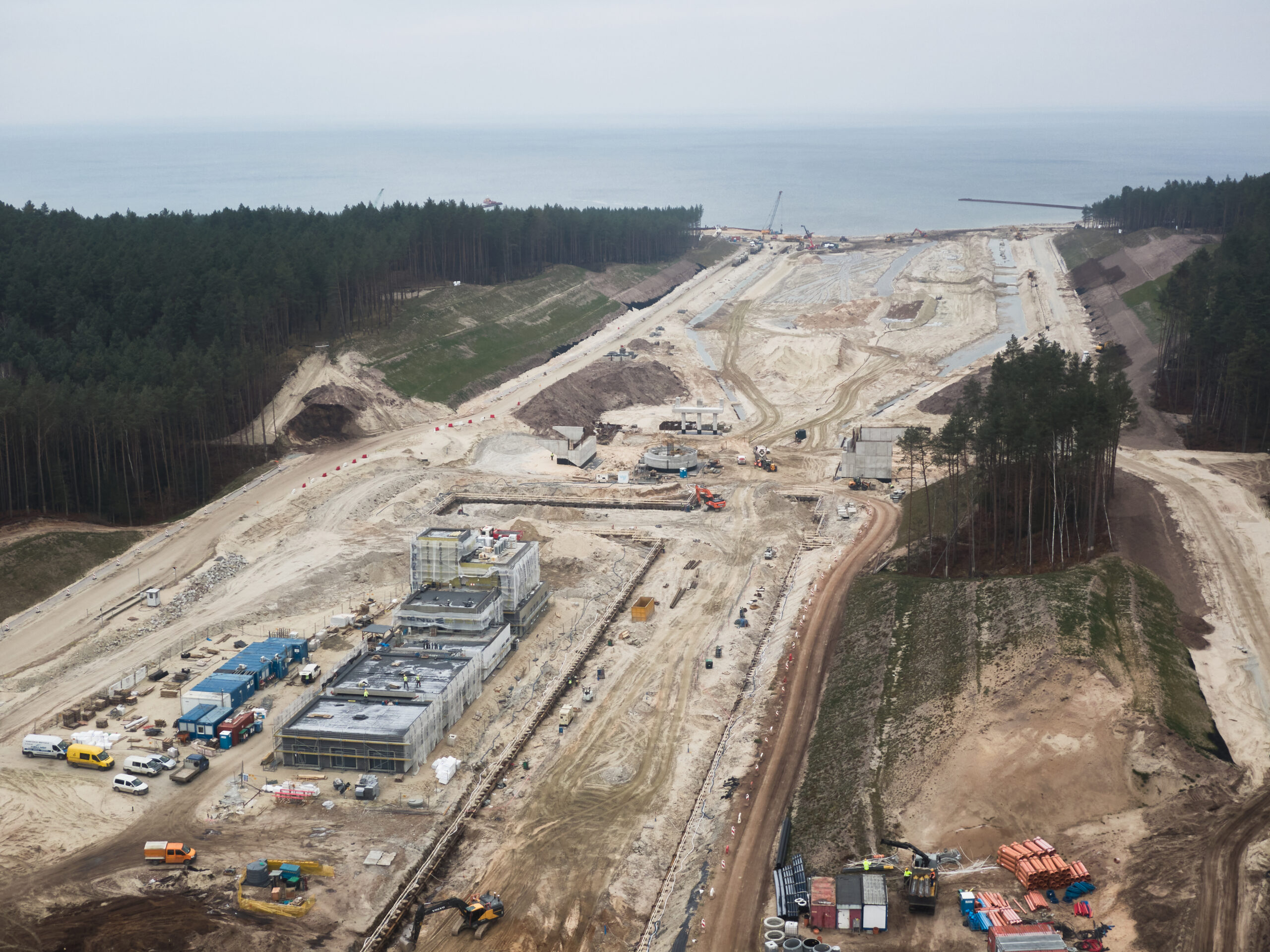 Grudzień na budowie drogi wodnej łączącej Zalew Wiślany z Zatoką Gdańską