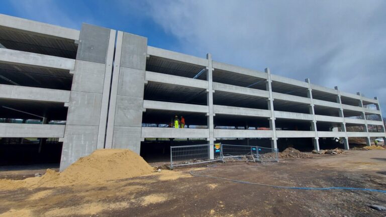 NOWY PARKING DLA NARODOWEGO INSTYTUTU ONKOLOGII ROŚNIE W OCZACH