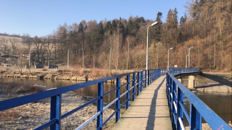 Koncepcja drewnianej podwieszanej kładki pieszo-rowerowej w Żywcu.