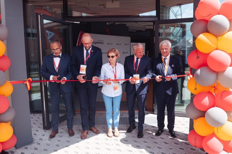 NOWOCZESNE CENTRUM EDUKACYJNE W GNIEŹNIE NA MIARĘ XXI WIEKU JUŻ OTWARTE. PROJEKT WSPARŁA FUNDACJA VELUX