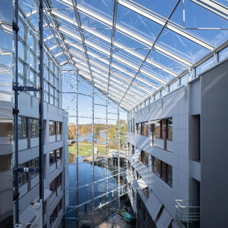 REWOLUCJA W ARCHITEKTURZE I BUDOWNICTWIE STAŁA SIĘ FAKTEM. DEKLARACJA ŚRODOWISKOWA DLA SZKŁA ORAÉ® POTWIERDZA, ŻE TO SZKŁO O NAJNIŻSZYM ŚLADZIE WĘGLOWYM!