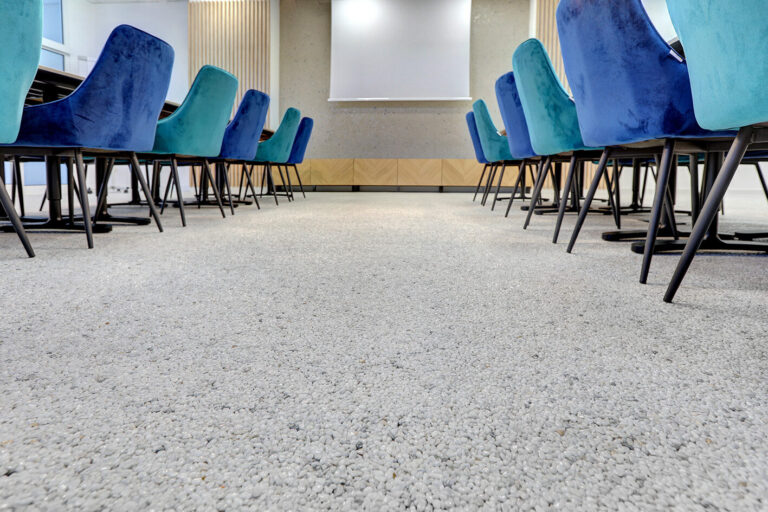Flowcrete wprowadza na rynek epoksydowe posadzki żywiczne z grupy LE (Low Emission) – o niskiej emisji lotnych związków organicznych