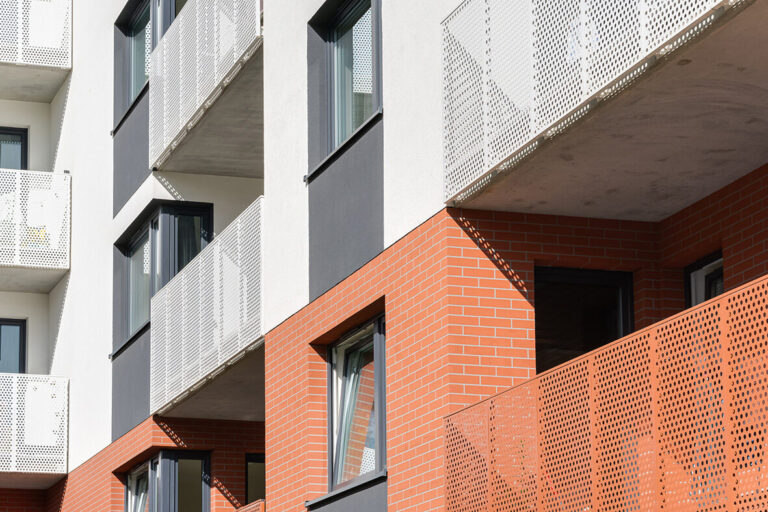 Materiały Dryvit nadają wyraz elewacji inwestycji Vantage Rent w Poznaniu
