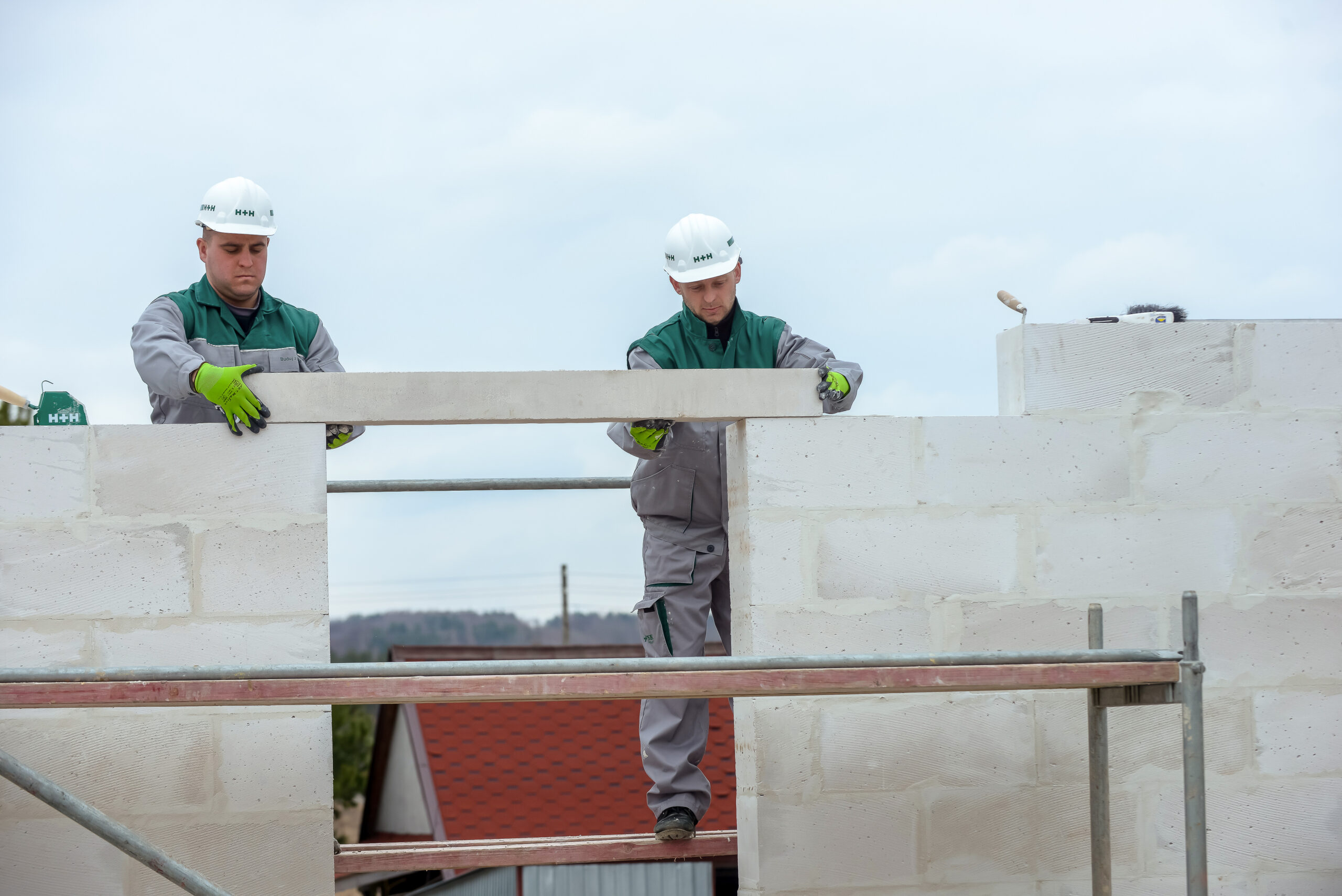 BELKI NADPROŻOWE H+H – PROSTY SPOSÓB NA CIEPŁE MURY I SZYBKĄ BUDOWĘ