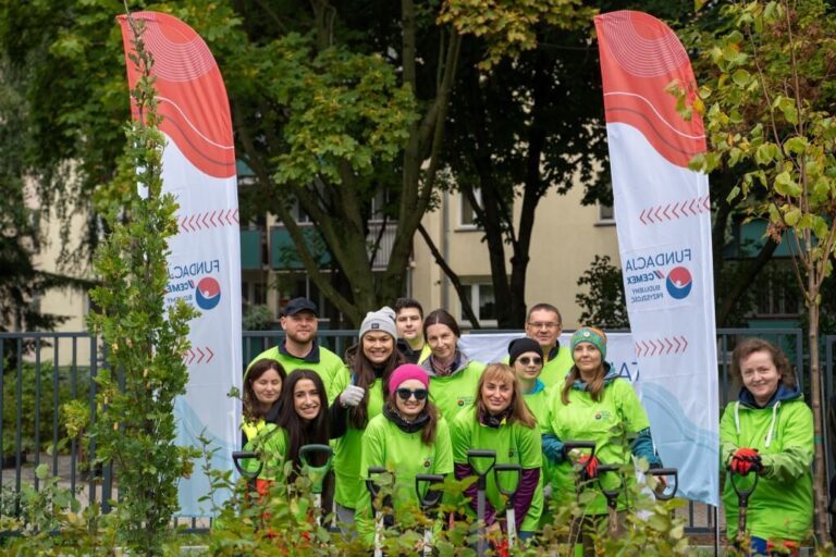 Więcej zieleni wokół DPS-u dzięki wolontariuszom Cemex Polska